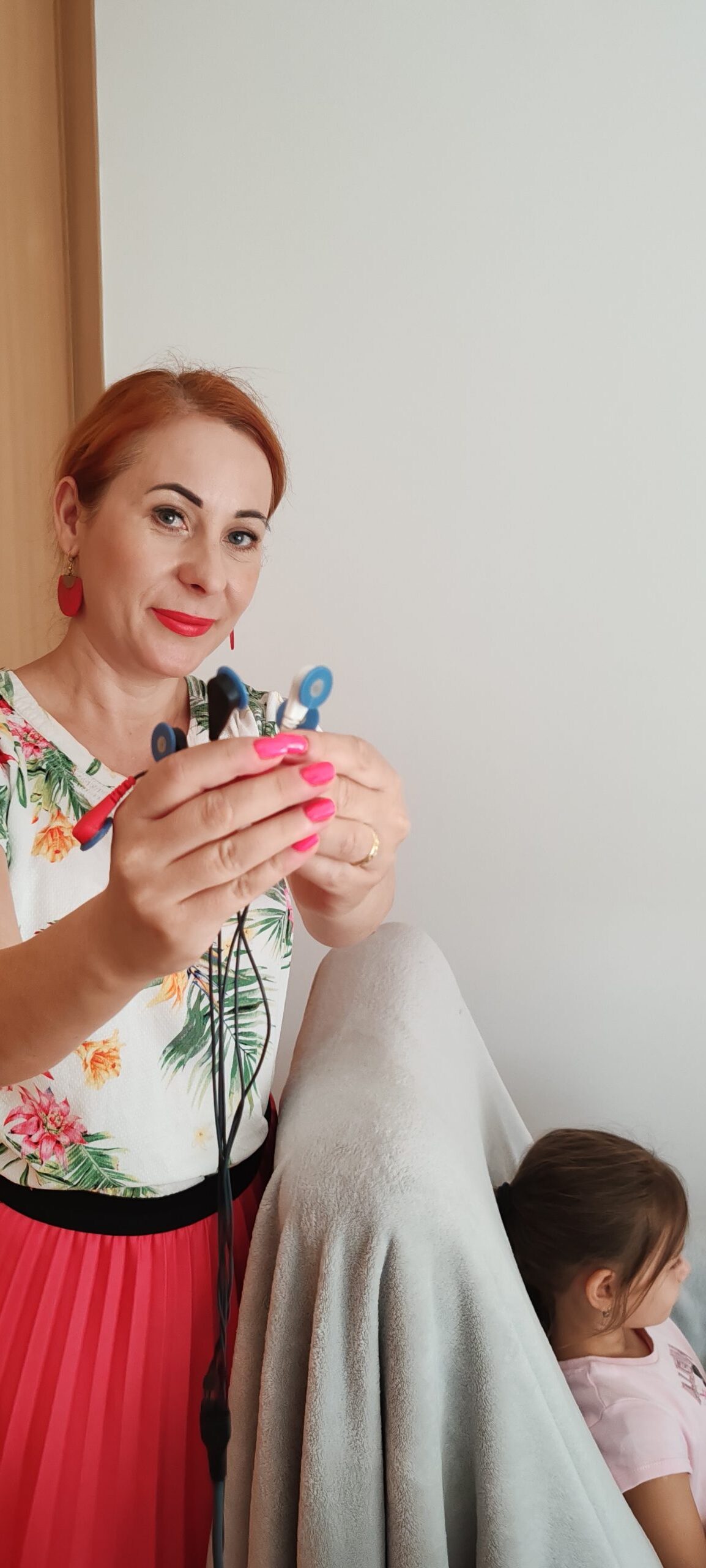 Gede Anikó neurofeedback vizsgálaton a megmutatja a vizsgálathoz használt érzékelőket