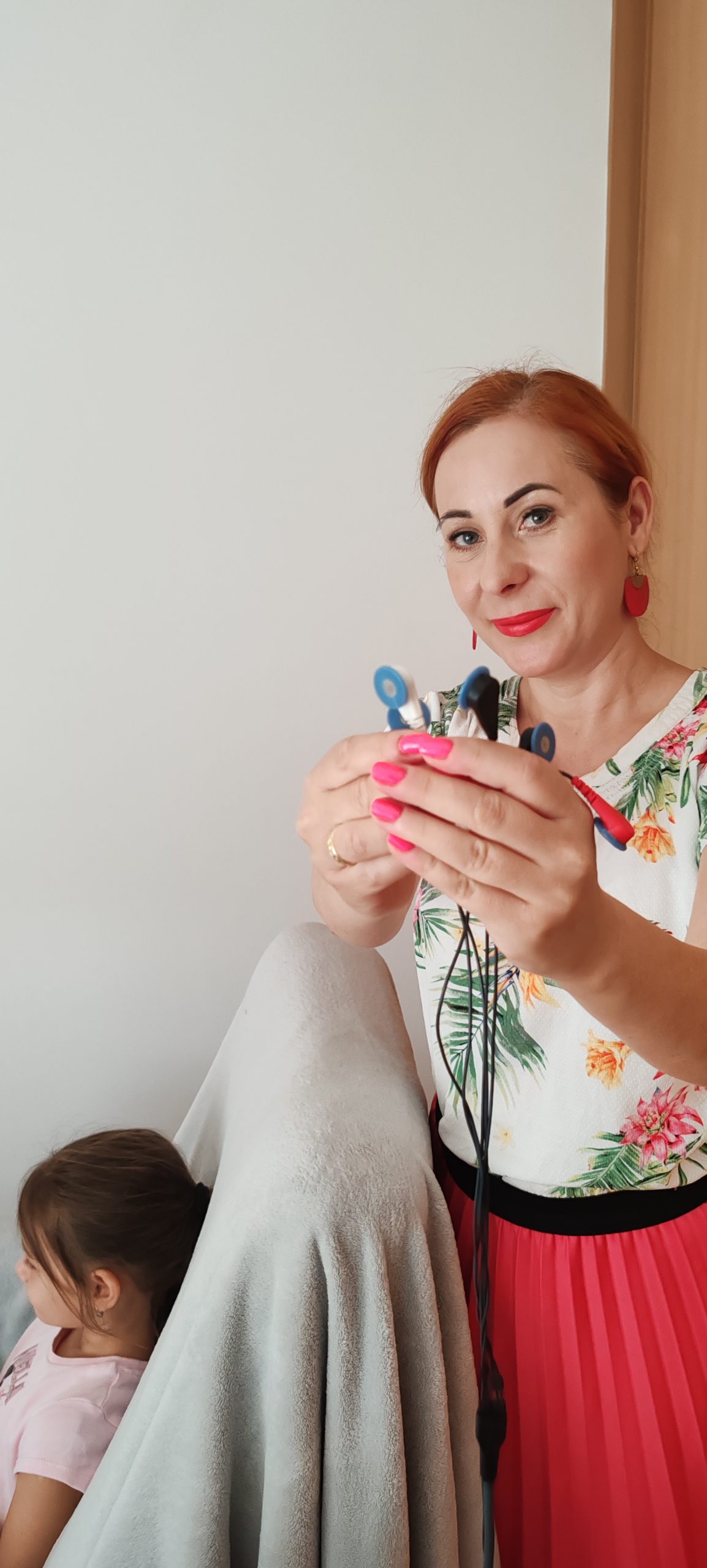 Gede Anikó neurofeedback vizsgálaton a megmutatja a vizsgálathoz használt érzékelőket